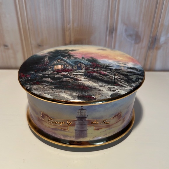 Retired 1999 Cottage By the Sea Music Box - Picture 4 of 5